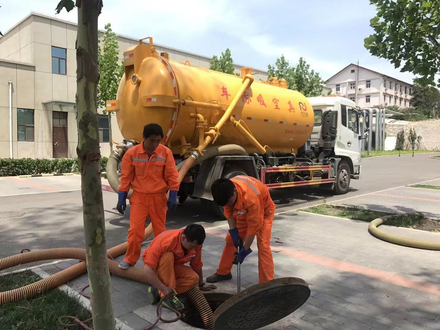 山东管道疏通车停在窨井附近