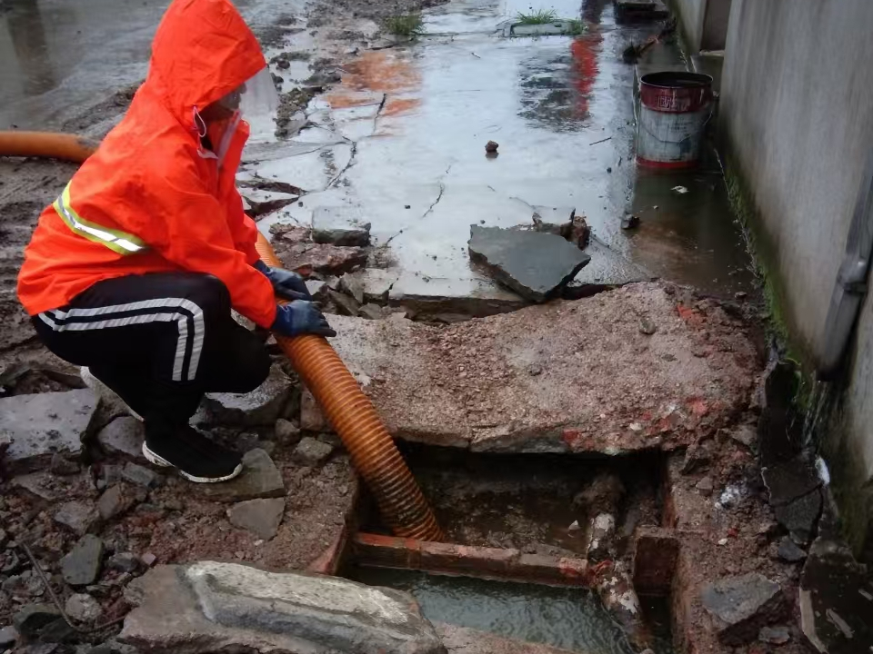 山东专业清理污水池 炜誉市政以规范流程守护城市 “肠道”