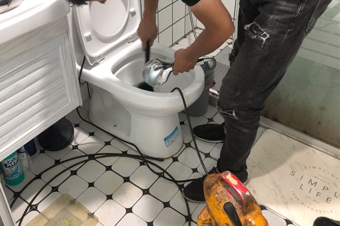 山东马桶堵塞自己疏通还是找师傅?专业上门服务让你省时更省心